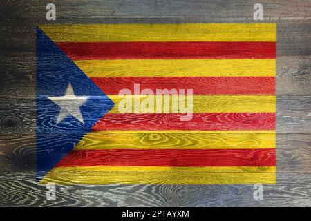 Un drapeau de l'indépendance de la Catalogne sur une surface rustique de bois ancien fond rouge jaune bleu blanc étoile ESTELADA Banque D'Images