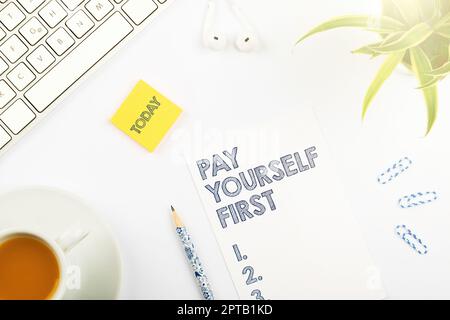 Affiche de texte montrant payez vous-même d'abord, Internet concept d'épargne pour l'avenir mettre de côté une partie de votre revenu Banque D'Images