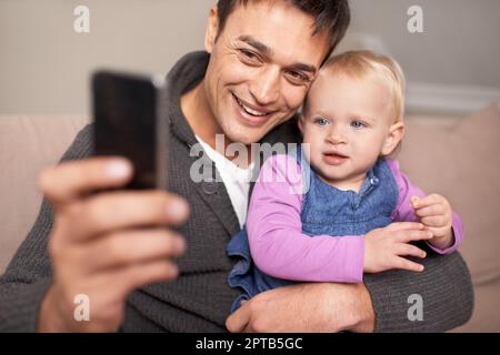 Photo de père et de fille. Un père prenant un autoportrait de lui-même et de sa petite fille Banque D'Images