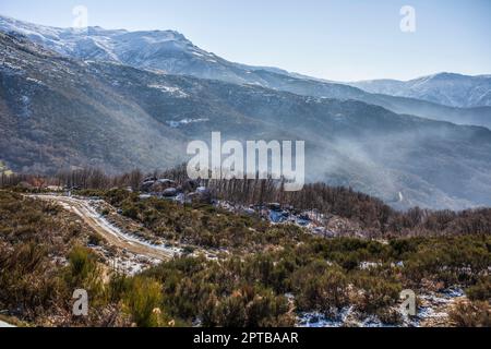 Brouillard ambiant entre les sommets enneigés de la Sierra de Gredos. La Garganta, Vallée de l'Ambroz, Estrémadure, Caceres, Espagne Banque D'Images