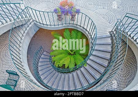 SAN FRANCISCO, États-Unis - AOÛT 11 : escalier en colimaçon au centre Embarcadero dans le centre-ville de San Francisco, 11 août 2012. Banque D'Images