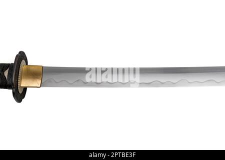 Le col Habaki est en laiton poli. Il est à la base d'une lame d'épée japonaise avec un motif ondulé sur la partie vive. Isolé sur un blanc Banque D'Images