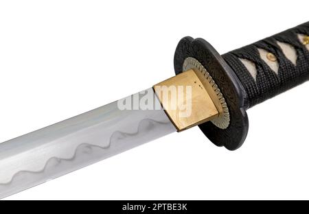 Le col Habaki est en laiton poli. Il est à la base d'une lame d'épée japonaise avec un motif ondulé sur la partie vive. Isolé sur un blanc Banque D'Images