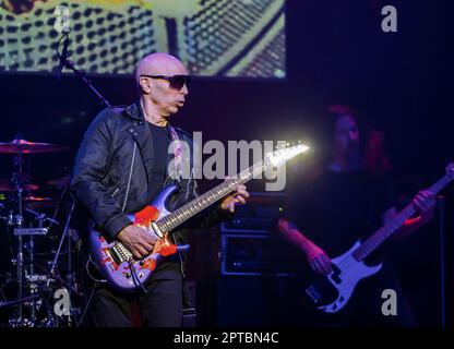 26 avril 2023, Naples, Naples, Italie: Joe Satriani au théâtre Augusteo de Naples (Italie) 2 heures de concert avec son groupe, Kenny Aronoffs (batterie), Bryan BellerÂ (basse), et Rai ThistlethwayteÂ (claviers)..Joe Satriani est l'une des figures les plus prestigieuses dans l'histoire de la musique rock, un véritable pionnier, En plus d'un exemple de style pour tous ceux qui ont été inspirés par lui, Satriani est l'un des musiciens les plus acclamés dans le monde, guitariste américain, compositeur, auteur-compositeur, multiple Grammy Award nominé, originaire de l'âge d'or des guitaristes, le 80s..Born à long Island Banque D'Images