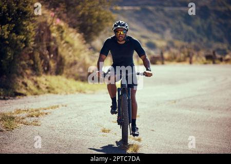 Fitness montagne et homme v lo sur un v lo en t pour faire de l