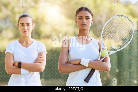 Femmes, court de tennis et travail d'équipe en entraînement sportif, entraînement et exercice pour la compétition. Portrait d'amis, fitness et traine personnelle Banque D'Images