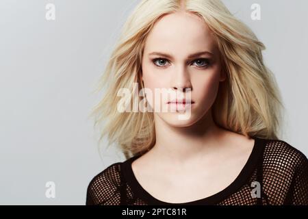 La confiance est tout. Photo en studio d'un magnifique modèle blond de mode Banque D'Images