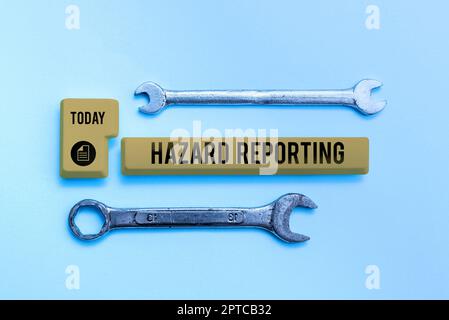 Inspiration montrant le signalement des risques liés aux panneaux, l'approche commerciale l'incapacité partielle ou totale d'entendre les troubles de l'audition dactylographiant les dossiers et les rapports de l'hôpital Banque D'Images