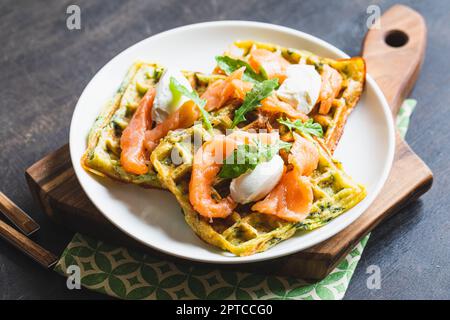 Gaufres belges avec courgettes et légumes verts, fromage cottage et saumon salé. Banque D'Images