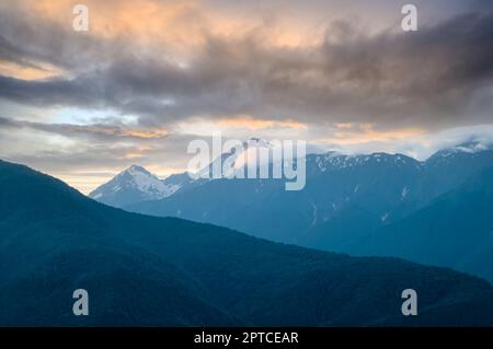 Paysage de montagne. Pic enneigé. Le brouillard et la perspective aérienne Banque D'Images