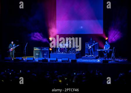 26 avril 2023, Naples, Naples, Italie: Joe Satriani au théâtre Augusteo de Naples (Italie) 2 heures de concert avec son groupe, Kenny Aronoffs (batterie), Bryan BellerÂ (basse), et Rai ThistlethwayteÂ (claviers)..Joe Satriani est l'une des figures les plus prestigieuses dans l'histoire de la musique rock, un véritable pionnier, En plus d'un exemple de style pour tous ceux qui ont été inspirés par lui, Satriani est l'un des musiciens les plus acclamés dans le monde, guitariste américain, compositeur, auteur-compositeur, multiple Grammy Award nominé, originaire de l'âge d'or des guitaristes, le 80s..Born à long Island Banque D'Images