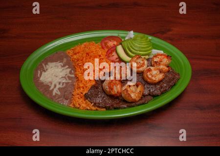 Plat mexicain connu sous le nom de carne asada con camarones Banque D'Images