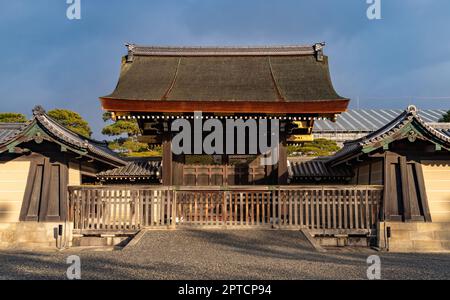 Une photo de l'une des entrées latérales du Palais impérial de Kyoto. Banque D'Images