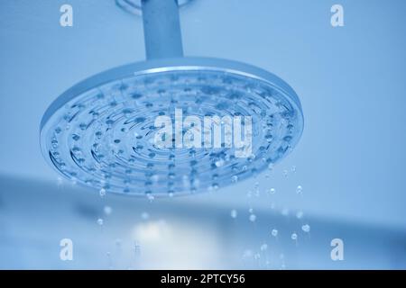 Douche activée, gros plan de la tête de douche au plafond Banque D'Images