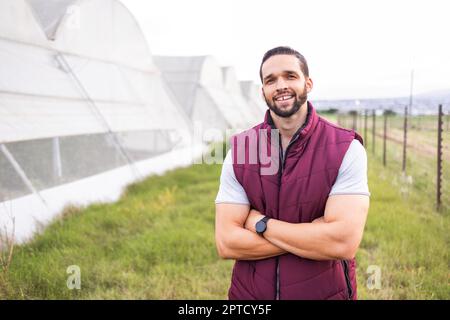 Agriculteur, ferme de serre et portrait de l'homme heureux sur le premier plein air. Jeune agriculture durable, propriétaire d'entreprise respectueux de l'environnement et vie de capture du carbone Banque D'Images