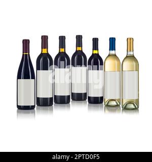 Différentes bouteilles de vin avec des étiquettes vierges prêtes pour votre propre design et texte sur fond blanc. Banque D'Images