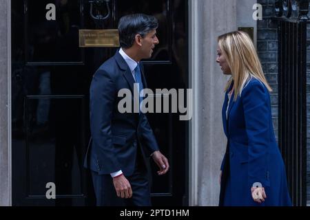 Rishi Sunak, Premier ministre du Royaume-Uni, salue Giorgia Meloni, Premier ministre italien, avant une réunion bilatérale au 10 Downing Street. Giorgia Meloni, le premier leader d'extrême-droite italien depuis la deuxième Guerre mondiale, est sur une visite de 2 jours au Royaume-Uni et les sujets qui seront discutés lors de la réunion bilatérale à Downing Street sont censés inclure le commerce, la défense et la migration. Crédit : Mark Kerrison/Alamy Live News Banque D'Images