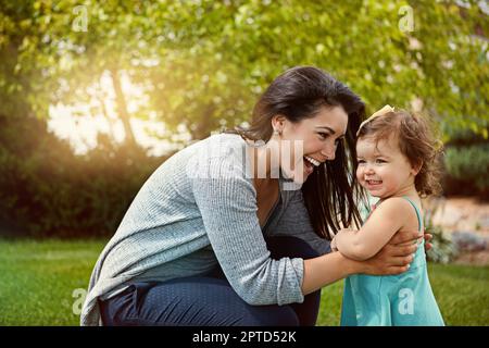 Ce sont les moments spéciaux qui comptent. une mère se liant avec son adorable petite fille à l'extérieur. Banque D'Images