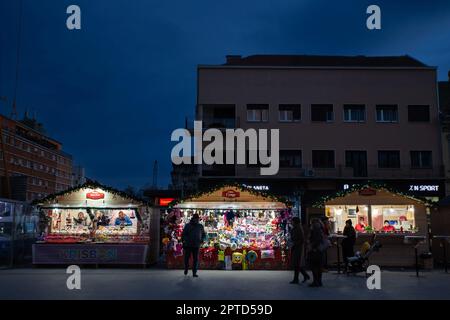 Photo du marché novi Sad de noël devant la place de la trg slobode avec les gens la nuit. Novi Sad, en Serbie, est en train de devenir un noël touristique d Banque D'Images