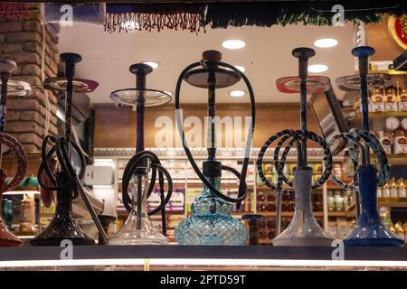 Photo d'une rangée de narguilés prêts à la vente dans un magasin d'istanbul, turquie. Une chicha de nargua, ou pipe à eau est un instrument à tige unique ou multi-tiges pour Banque D'Images