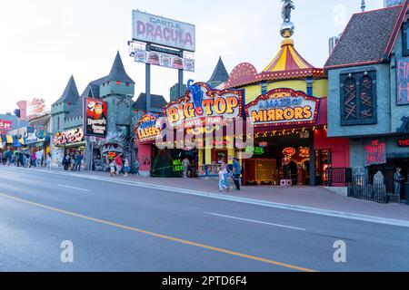 Niagara Falls, Ontario, Canada - 29 juin 2022 : vue de Clifton Hill, connue sous le nom de « rue du plaisir », l'une des promenades touristiques des chutes du Niagara. Banque D'Images