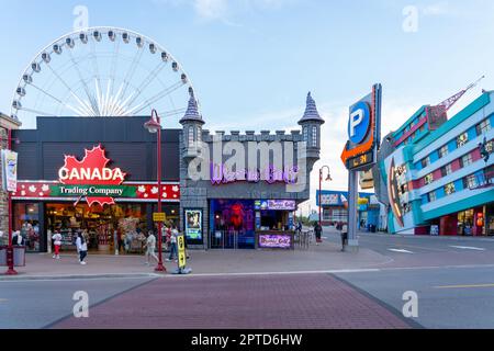 Niagara Falls, Ontario, Canada - 29 juin 2022 : vue de Clifton Hill, connue sous le nom de « rue du plaisir », l'une des promenades touristiques des chutes du Niagara. Banque D'Images