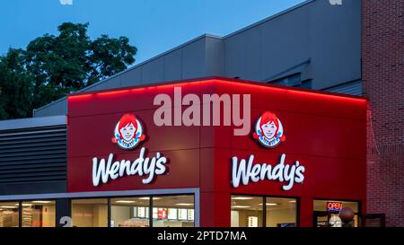 Niagara Falls, ON, Canada - 23 juillet 2022 : restaurant Wendy's le soir à Niagara Falls, ON, Canada. Banque D'Images