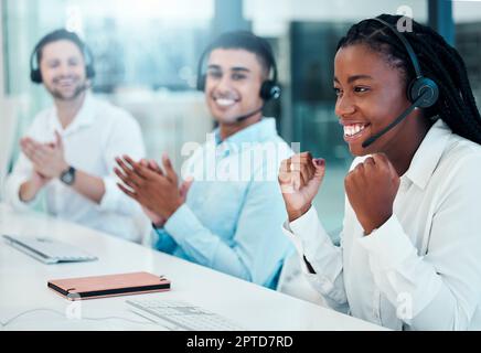 Femme noire, poing ou réussite dans la célébration de centre d'appel, contactez-nous croissance ou cible de télémarketing dans la collaboration de travail d'équipe. Sourire, heureux ou gagnant c Banque D'Images