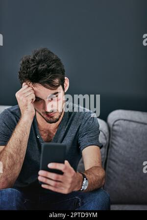 Ce qui s'est passé hier soir. un jeune homme battu et meurtri lisant un message texte Banque D'Images