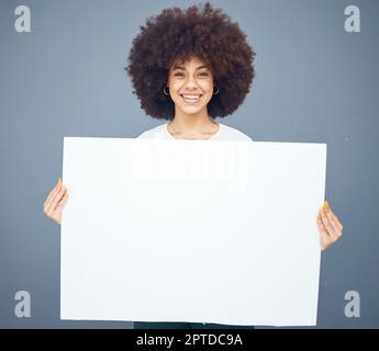 Femme, tableau et écriteau vierge prêt pour le marketing ou le message publicitaire sur un fond gris de studio. Femme noire, affiche et affiche vide pour l'adve Banque D'Images