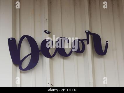 Panneau métallique vintage sur le mur extérieur des petites entreprises locales - décor Banque D'Images