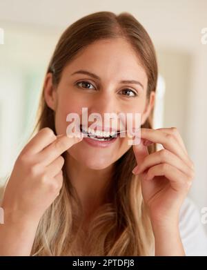 Il commence par des habitudes saines. Portrait d'une jeune femme qui chante ses dents à la maison Banque D'Images