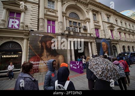 Bucarest, Roumanie. 27th avril 2023 : les gens font la queue devant le Palais de Dacia où le Safari artistique de Bucarest et le Musée national de Brukenthal exposent les peintures Portrait d'un homme avec un chaperon bleu de Jan van Eyck et Ecce Homo de Tiziano Vecelli, le seul tableau de Titien que la Roumanie possède, volé en 1968 et récupéré après 30 ans en 1998. Credit: Lucien Alecu/Alamy Live News Banque D'Images