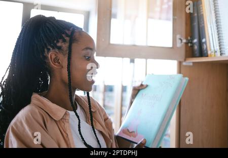 Bibliothèque, éducation et livres avec la femme noire pour l'apprentissage à l'université, la connaissance et l'étude. Collège, l'information et la lecture avec jeune fille studen Banque D'Images