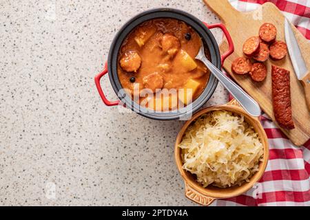 La soupe de chou dans le pot. Soupe de légumes saine. Vue de dessus. Banque D'Images