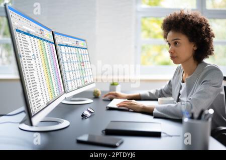 Feuille de calcul de codage médical sur PC. Femme africaine en fauteuil roulant Banque D'Images