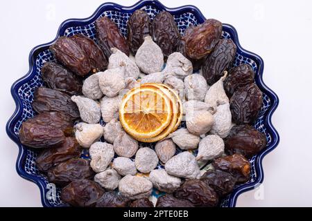 tranches d'orange séchées, figues saupoudrées de farine de riz et de dattes jumbo medjoul. Banque D'Images