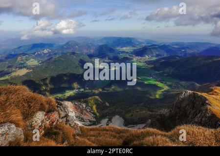 vue panoramique incroyable sur un paysage de montagne vallonné et ciel incroyable pendant la randonnée Banque D'Images