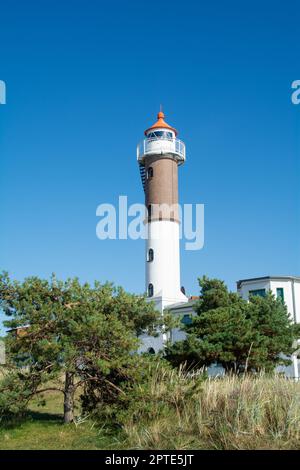 Phare à partir de 1872, sur l'île de Poel, sur la mer Baltique à Timmendorf Strand, près de Wismar, Allemagne, Europe, avec arbres verts et ciel bleu Banque D'Images