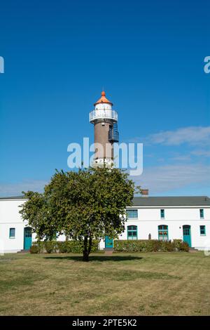 Phare à partir de 1872, sur l'île de Poel, sur la mer Baltique à Timmendorf Strand, près de Wismar, Allemagne, Europe, avec arbres verts et ciel bleu Banque D'Images