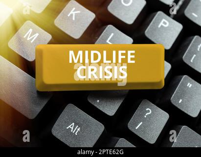 Signe de texte montrant Midlife crise, concept Internet technique de développement de logiciel en décomposition d'une application Banque D'Images