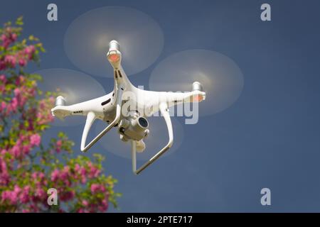 Système d'avions sans pilote (UAV) Drone Quadcopter dans l'air. Banque D'Images