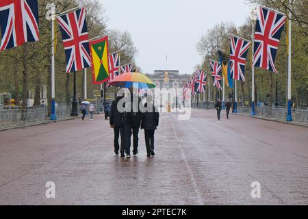 Londres, Royaume-Uni. Drapeau du Commonwealth et de l'Union Jack dans le Mall avant le King's Coronation le week-end prochain. Banque D'Images