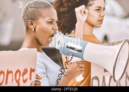 Proteste, femme en colère et noire avec un mégaphone comme chef de file pour le changement social, la justice et la liberté de gouvernement. Conflit, lutte et fille africaine Banque D'Images