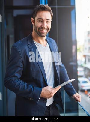 L'air frais empêche mes idées de périmées. un homme d'affaires utilisant sa tablette tout en étant debout sur un balcon Banque D'Images