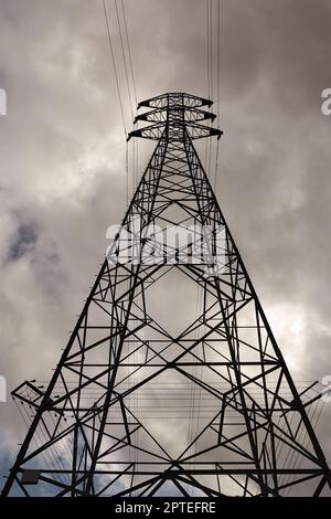 Câbles électriques, pylône électrique, vue à angle bas Banque D'Images