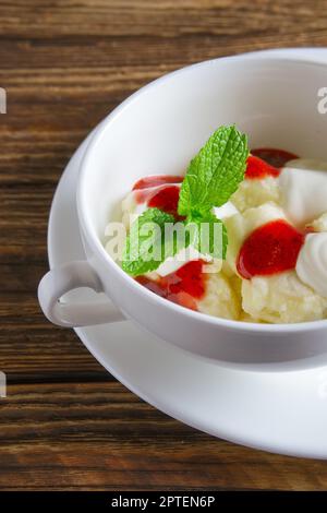 Healthe - petit déjeuner paresseux quenelles avec de la crème et de la confiture de fraise Banque D'Images