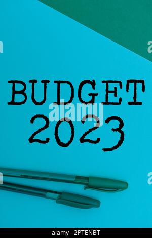 Affiche textuelle indiquant le budget de 2023, estimation du concept d'entreprise des recettes et des dépenses pour l'année suivante ou en cours Banque D'Images