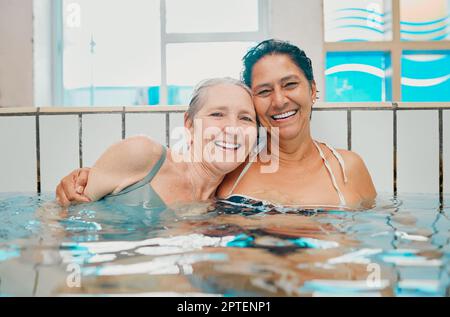 Piscine et femmes âgées en portrait pour vacances d'été, vacances et s'amuser avec amour, câlin et retraite heureuse. Diversité personnes âgées Banque D'Images