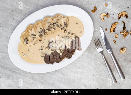 viande de bœuf avec sauce aux champignons crème et boulettes karlsbad Banque D'Images